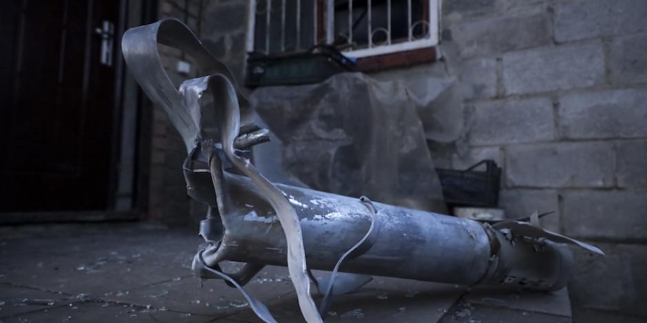 Ucranianos muestran fragmentos de un misil que pegó en una casa en Donetsk.