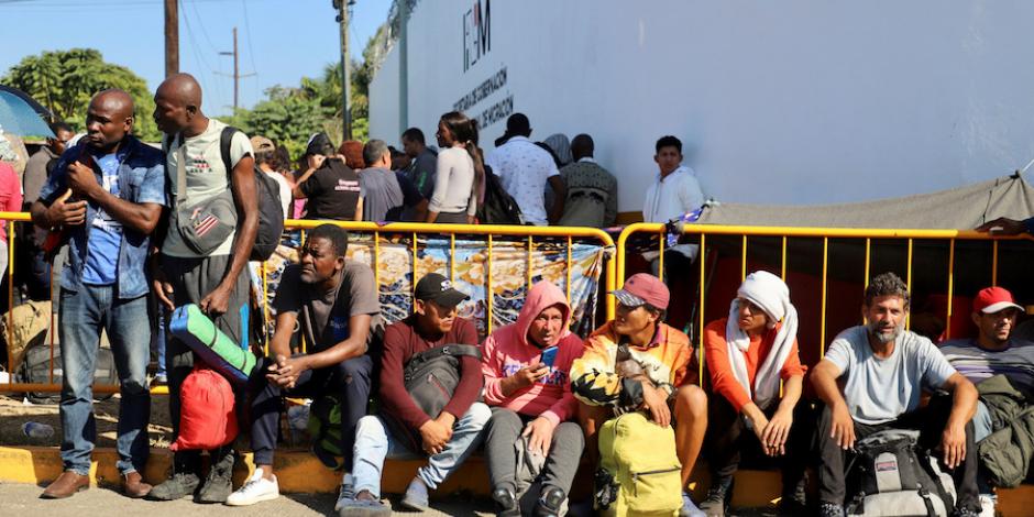 Migrantes en inmediaciones de oficinas del INM.