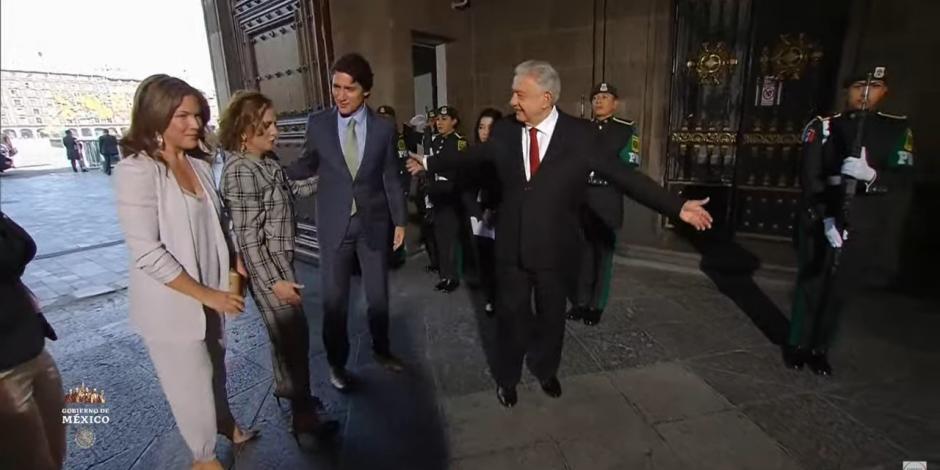 Presidente López Obrador y su esposa Beatriz Gutiérrez reciben a Trudeau y Sophie Gregóire.