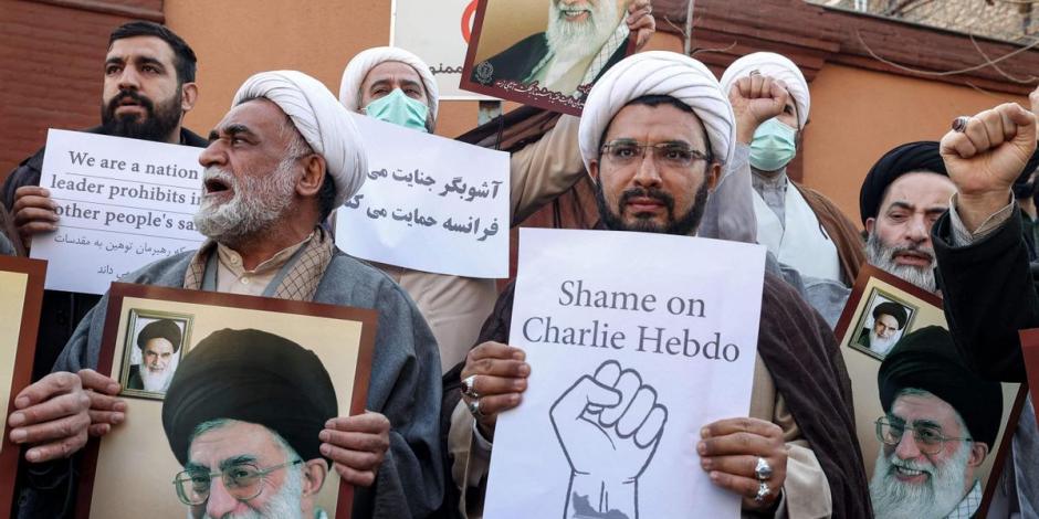 Iranís protestan con pancartas frente a la embajada de Francia en Teherán por el concurso de caricaturas sobre el líder Alí Jameneí en la revista "Charlie Hebdo"