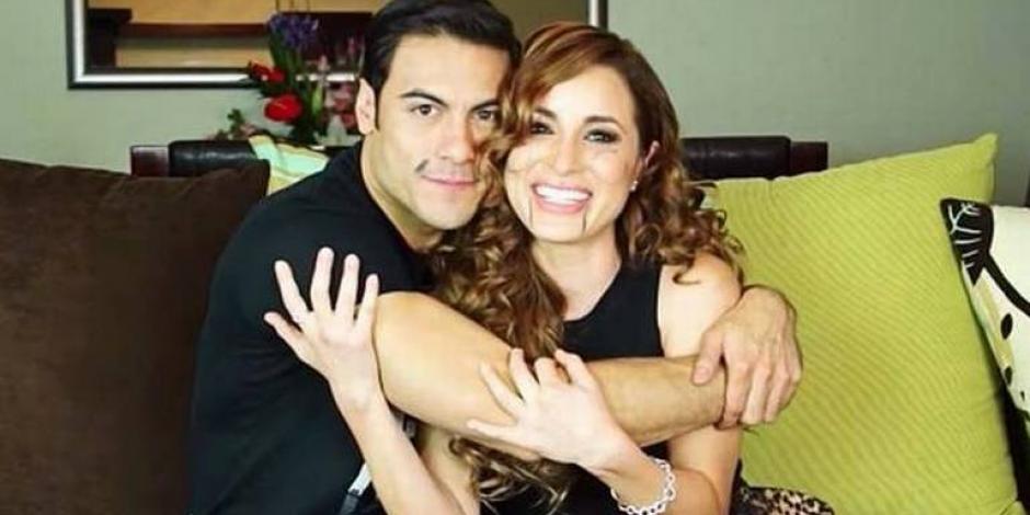 ¿Carlos Rivera será papá con Cynthia Rodríguez? le regalan ropa de bebé (VIDEO)