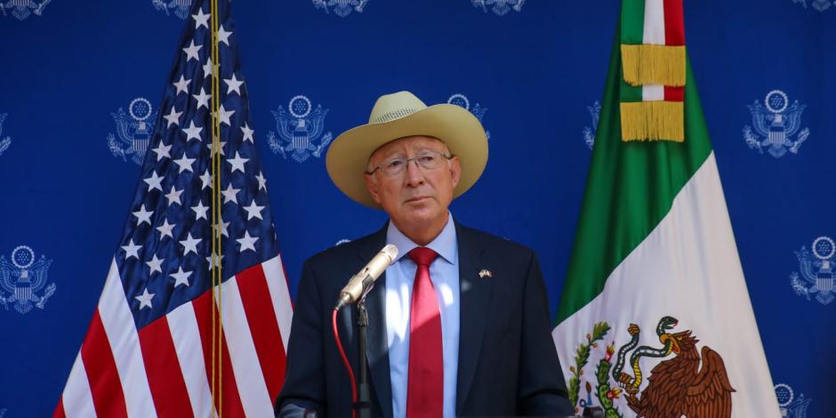 El embajador de Estados Unidos en México, Ken Salazar, afirma que el Gobierno de México debe darse cuenta del problema que enfrenta el mundo por el cambio climático y optar por el uso de energías limpias