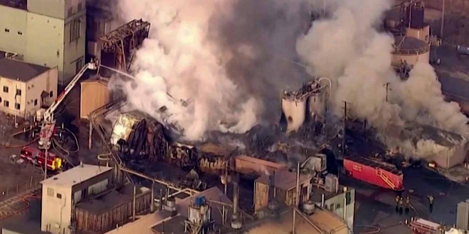 Se desata el incendio en la planta química de Illinois, se ordena a los residentes que se refugien