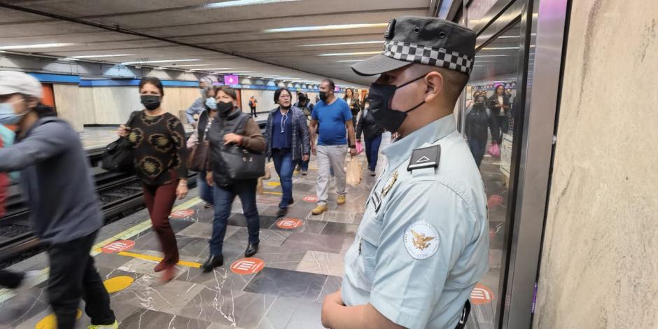 Diversas reacciones provocó entre usuarios la presencia de la GN en el Metro, ayer.