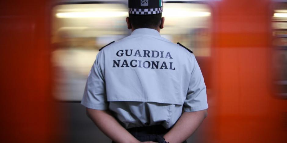 Elemento de la Guardia Nacional en el Metro de la Ciudad de México.