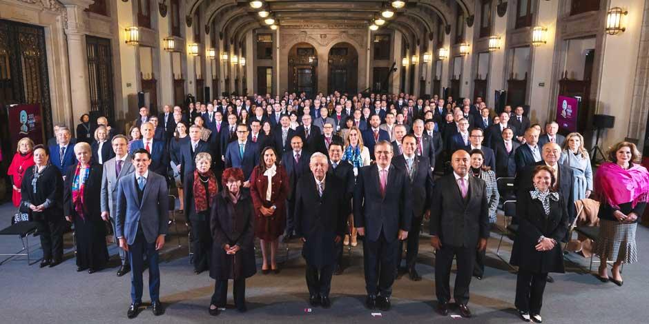 AMLO se reúne en Palacio Nacional con embajadoras, embajadores y cónsules que dijo, "representan con mucha dignidad a nuestro país en el extranjero"