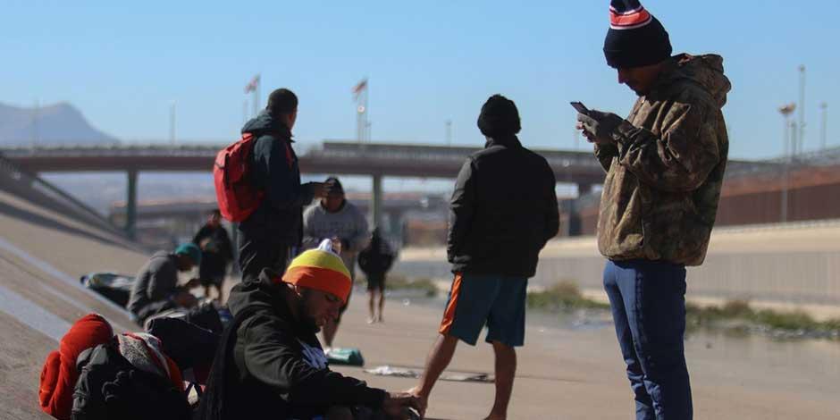 Decenas de migrantes seguían en espera de cruzar a los Estados Unidos por la frontera de Ciudad Juárez en diciembre de 2022,