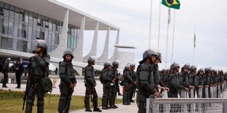 Tras el ataque, fuerzas de seguridad resguardan el Palacio de Planalto.