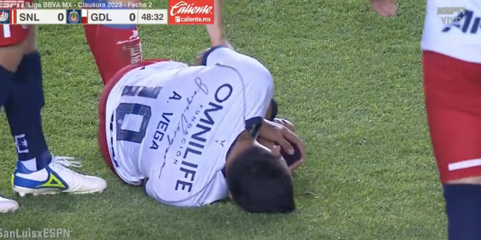 Alexis Vega se lesionó en los primeros minutos del segundo tiempo del partido entre Chivas y Atlético de San Luis.