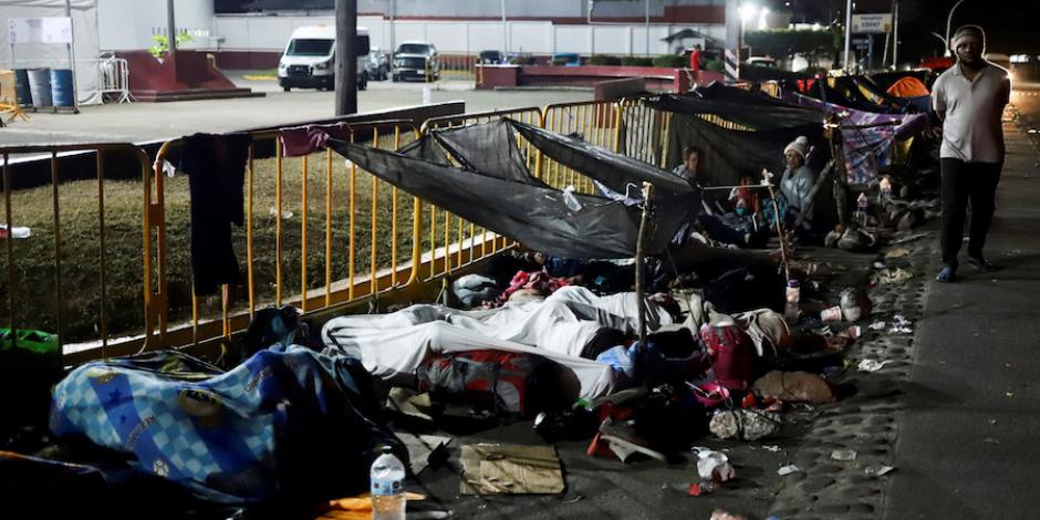 Migrantes en espera de visa humanitaria duermen afuera de la estación Siglo XXI del INM en Tapachula, el miércoles 11.