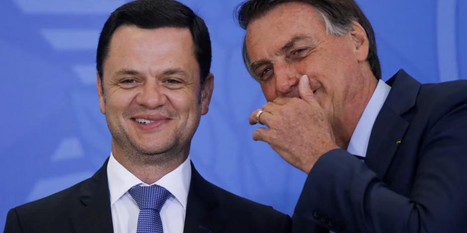 Bolsonaro (der.) conversa con Anderson Torres, en febrero de 2022.