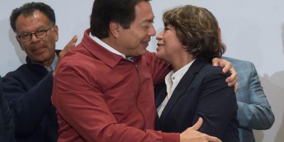Mario Delgado, dirigente nacional de Morena, abraza a Delfina Gómez, candidata a la gubernatura del Estado de México, ayer.