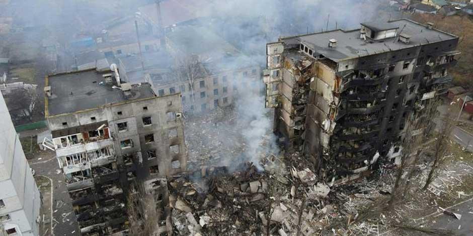 Una vista aérea muestra un edificio residencial destruido por bombardeos en el asentamiento de Borodyanka en la región de Kiev, Ucrania, el 3 de marzo de 2022