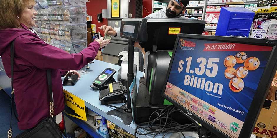 En esta imagen, un cartel anuncia el bote estimado de la lotería Mega Millions mientras una persona compra un boleto en el Cranberry Super Mini Mart en Cranberry, Pensilvania, el 12 de enero de 2023.