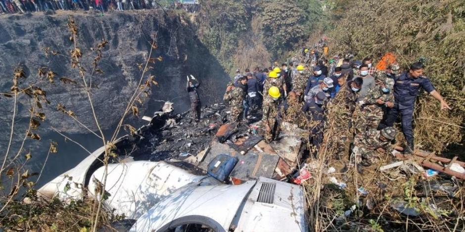 Avión se estrella en Nepal; autoridades confirman 68 personas fallecidas.