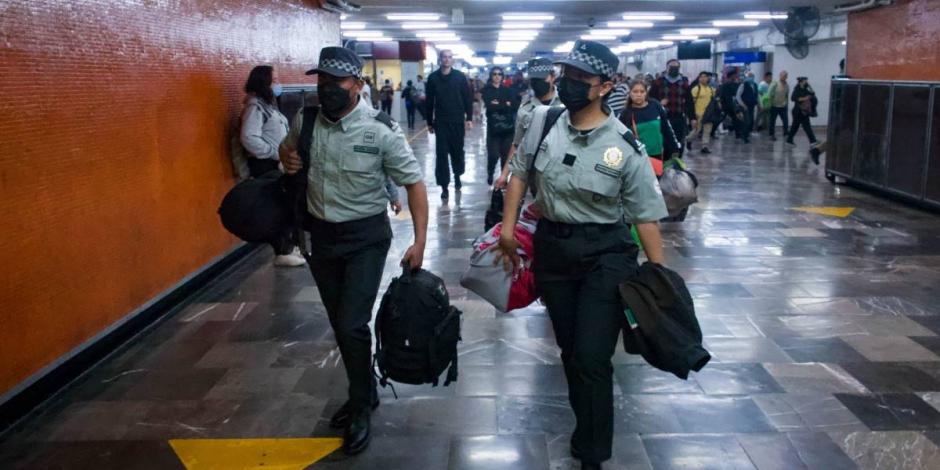 Elementos de la Guardia Nacional, en el Metro de la Ciudad de México.