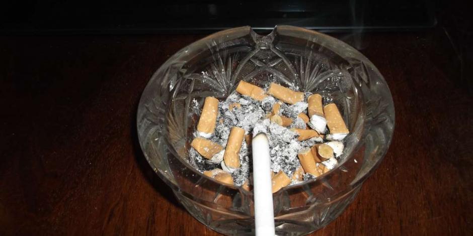 Prohibición de fumar en espacios cerrados alcanza restaurantes, hoteles y bares.