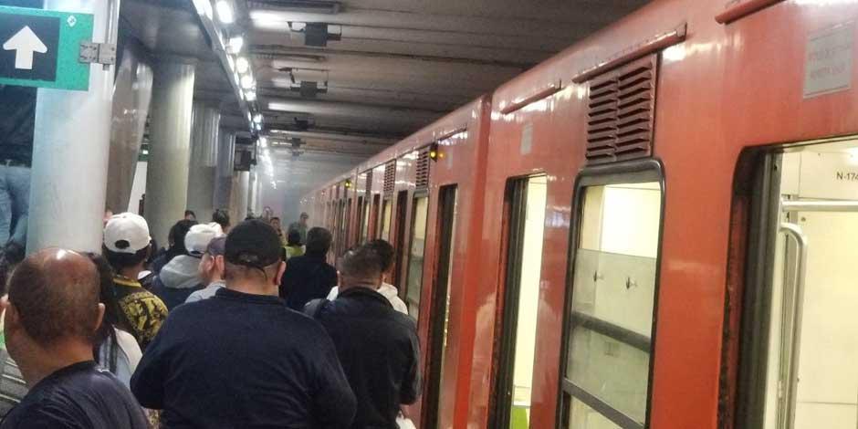 Se reporta presencia de humo en la estación Bellas Artes de la Línea 8 del #MetroCDMX, los pasajeros ya fueron desalojados.