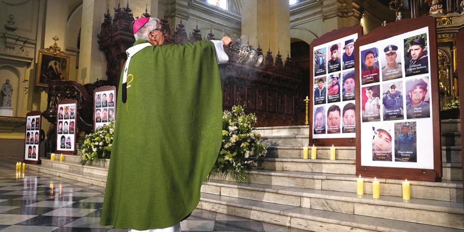 El arzobispo Carlos Castillo dedica homilía a víctimas letales de la crisis en Perú, ayer.
