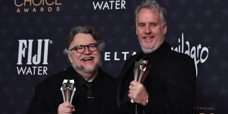 Guillermo del Toro (izq.) y Mark Gustafson posan con su distinción.