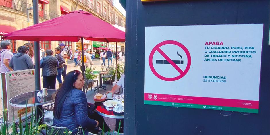 La ley expedida prohíbe fumar en restaurantes, a pesar de que sea una zona abierta.