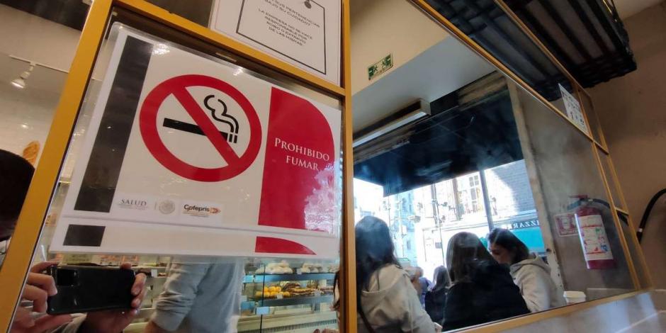 Por modificaciones a Ley General para el Control del Tabaco, está prohibido fumar en espacios cerrados como restaurantes.