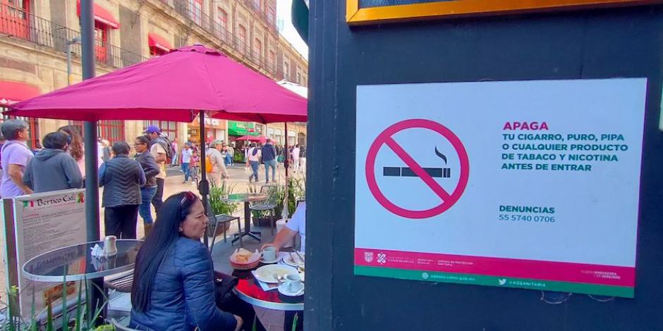 Restaurantes del Centro Histórico de la CDMX informan a sus clientes de las nuevas prohibiciones para fumar al aire libre.