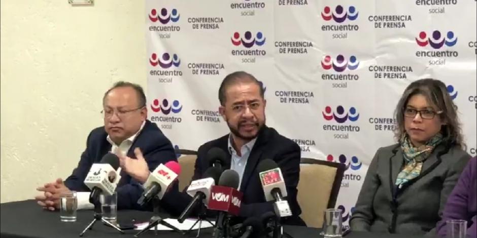 El dirigente nacional del PES, Hugo Eric Flores, durante la conferencia de prensa en Cuernavaca, ayer.