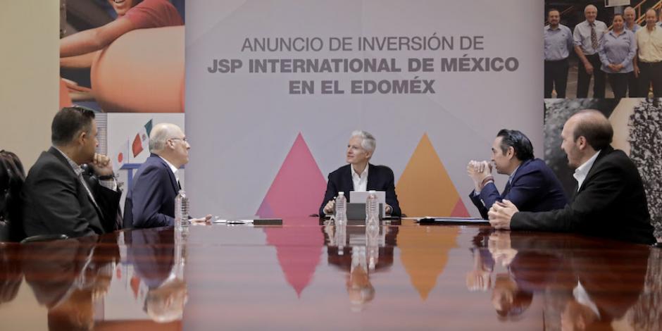 El gobernador Alfredo Del Mazo (centro) durante el encuentro con empresarios, en Toluca, ayer.