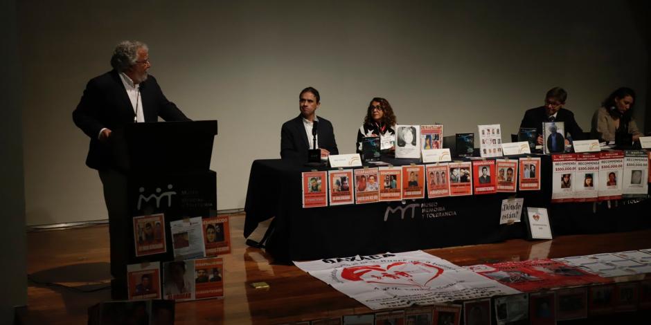 Alejandro Encinas (izq.), ayer, en el Museo Memoria y Tolerancia.