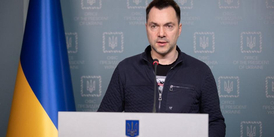 Tras admitir que fuerzas ucranianas desviaron misil ruso que impactó en zona residencial de Dnipro, uno de los asesores de la oficina presidencial, Oleksi Arestovich, dimitió a su cargo
