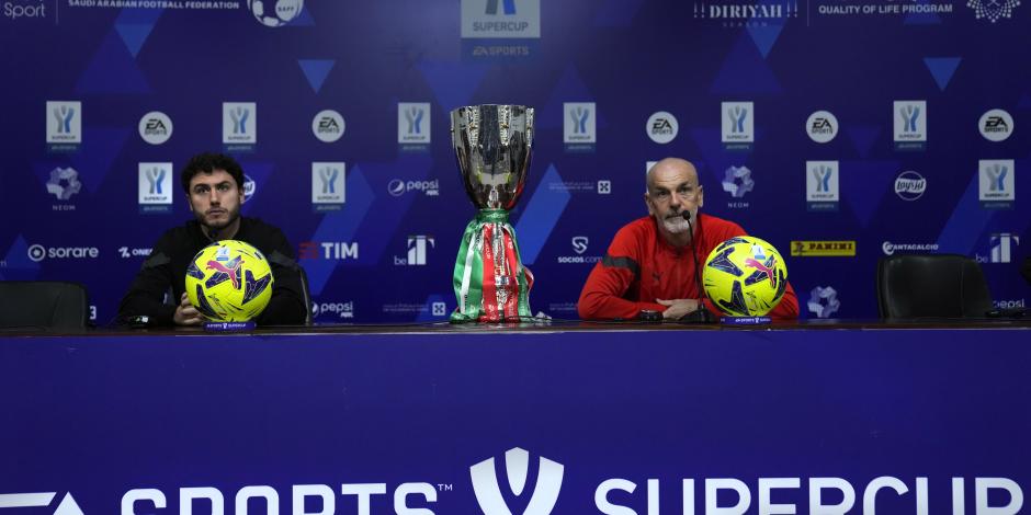 Stefano Pioli, derecha, y Davide Calabria, entrenador y jugador del AC Milan, respectivamente, en conferencia de prensa previo a la final de la Supercopa de Italia.