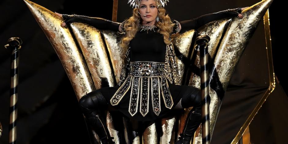 Madonna, con un atuendo de Givenchy en el Super Bowl, en 2012.