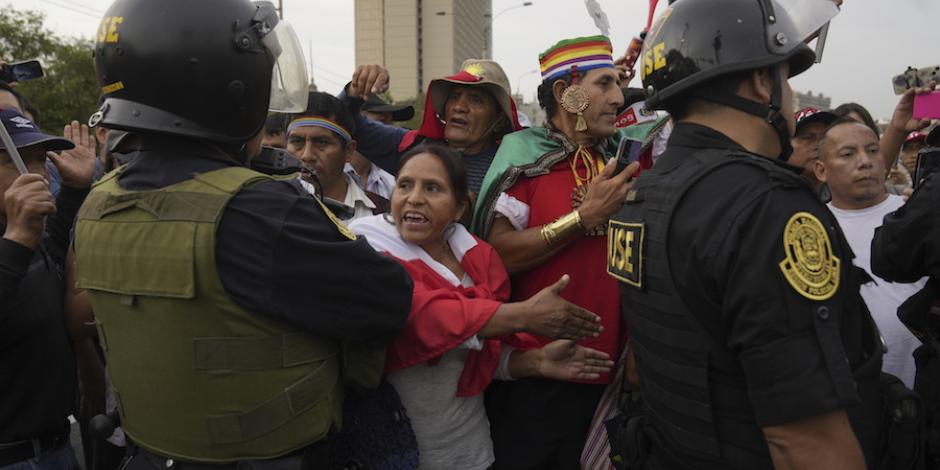 Manifestantes encaran a policías durante su caravana a Lima, ayer.