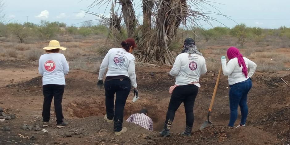 Madres buscadoras de Sonora, en la Costa de Hermosillo, en una búsqueda donde encontraron en carboneras restos calcinados con camas de restos óseos, el 31 de julio del 2022.
