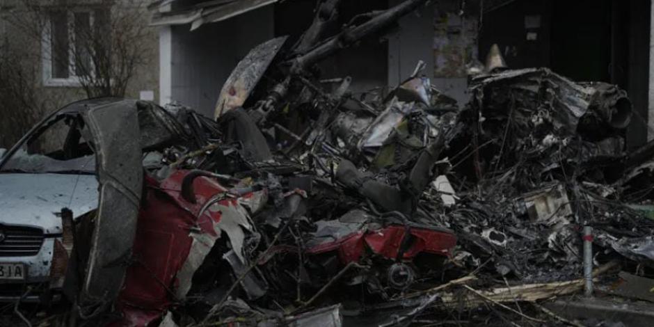 Vista del lugar donde un helicóptero se estrelló contra infraestructura civil, en Brovary, a las afueras de Kiev.