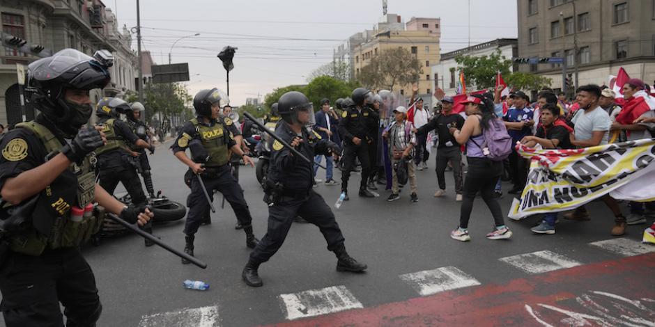 Uniformados y manifestantes chocan durante nuevas movilizaciones en la capital del país, ayer.