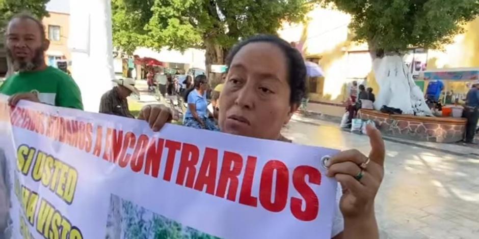 Los padres de los menores desaparecidos, durante la manifestación realizada en el Zócalo de Cuernavaca, ayer.