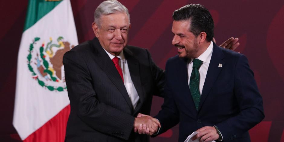 Zoé Robledo, titular del IMSS (der.) y el presidente López Obrador (izq.).
