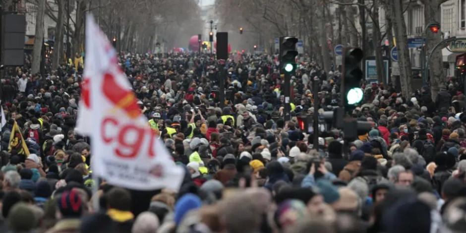 Miles de manifestantes participan en una marcha en protesta contra las reformas al sistema de pensiones propuestas por el presidente Emmanuel Macron.