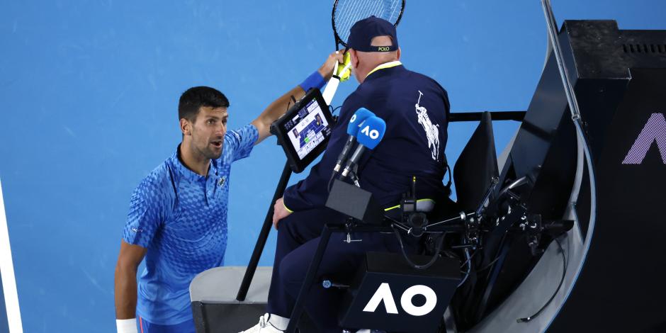 Novak Djokovic le exige al juez expulsar al aficionado ebrio que lo provocó durante su juego contra Enzo Couacaud en la segunda ronda del Australian Open.
