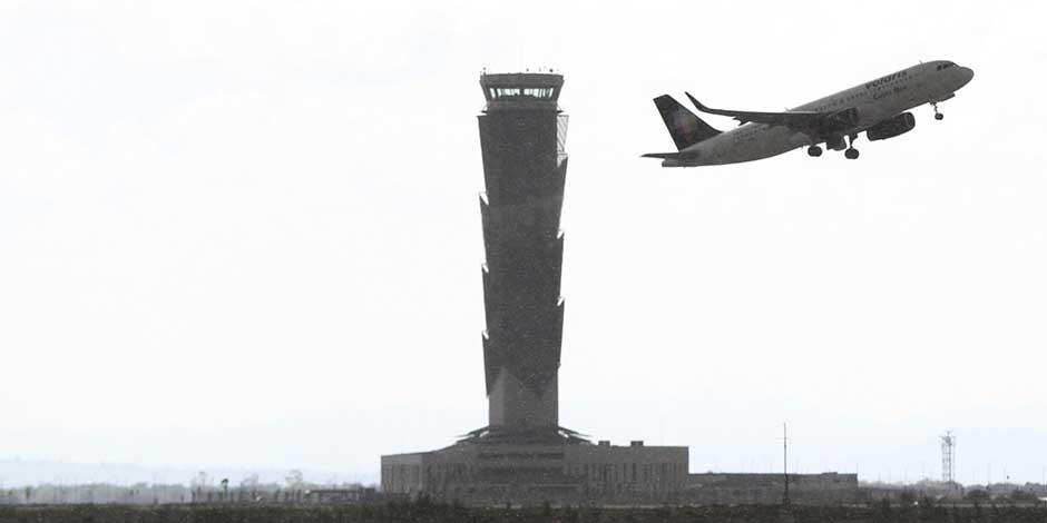 En la imagen, un avión despega del Aeropuerto Internacional Felipe Ángeles. La SICT señaló que el reordenamiento de carga nacional y extranjera del AICM considera necesidades del sector