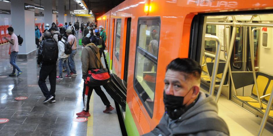 Usuarios del Metro salen del vagón al llegar a la estación Atlalilco, la cual opera como terminal ante los trabajos que aún continúan en el tramo exterior de la L12