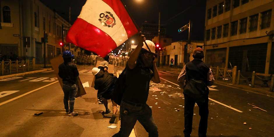 Manifestantes participan en la marcha 'Toma Lima' para manifestarse contra la presidenta de Perú, Dina Boluarte