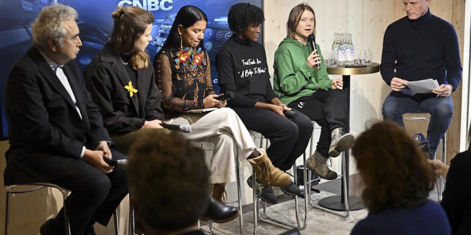 Greta Thunberg (con el micrófono), en un encuentro con luchadoras climáticas en Suiza, ayer.