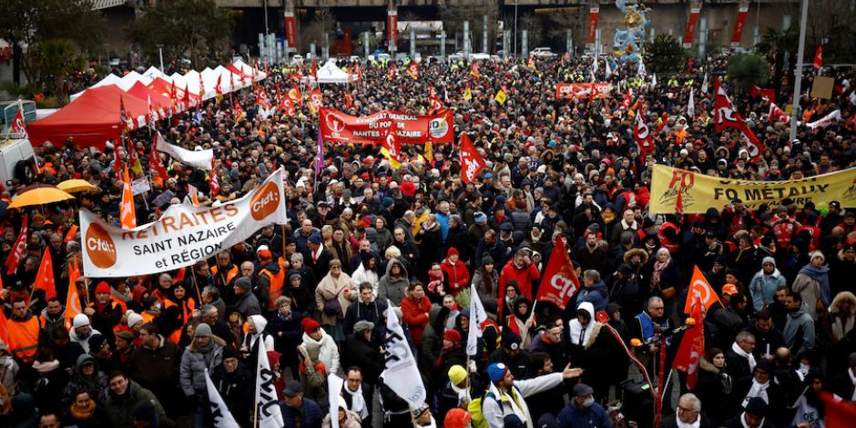 Trabajadores y sindicalistas saturan puntos en París contra la reforma, ayer.