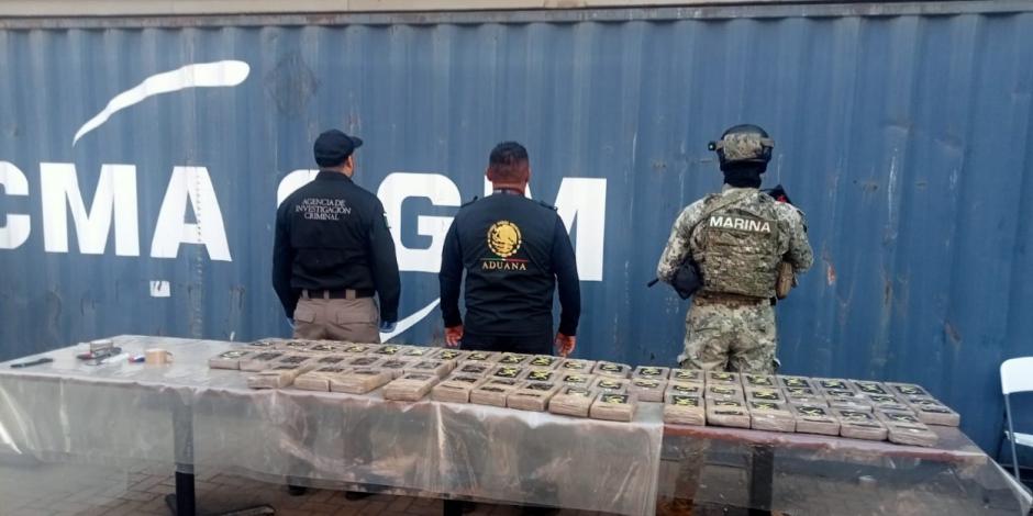 Elementos de la Marina y aduanas, con el cargamento de droga encontrado al interior de los contenedores, ayer.