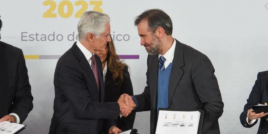 El gobernador Alfredo Del Mazo y el jefe del INE, Lorenzo Córdova, ayer.