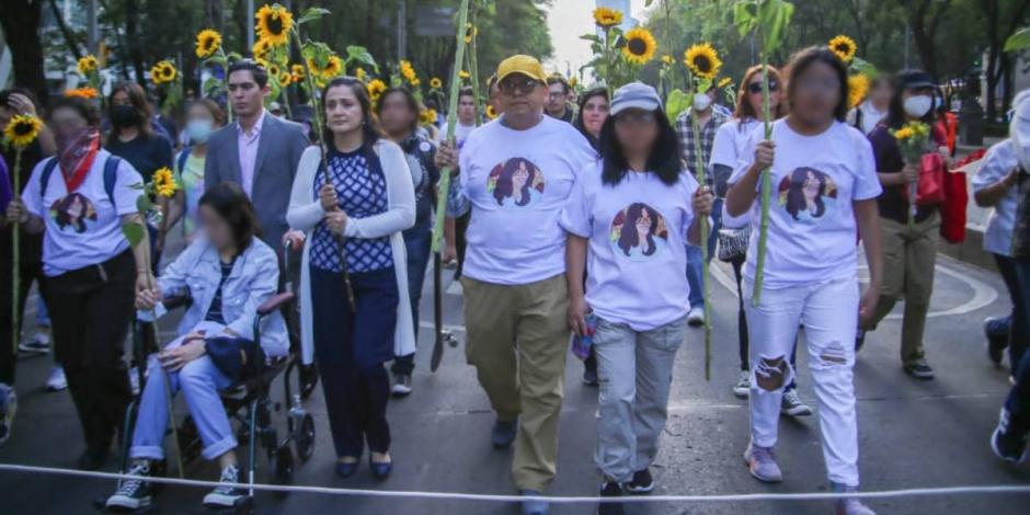 Manifestantes portaron girasoles y playeras con la imagen de la joven que falleció en el accidente de la Línea 3, ayer.