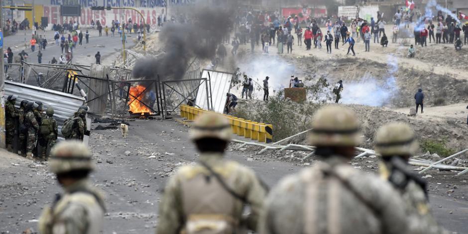 Soldados enfrentaron ayer a cientos de manifestantes que trataban de tomar el aeropuerto de Arequipa.